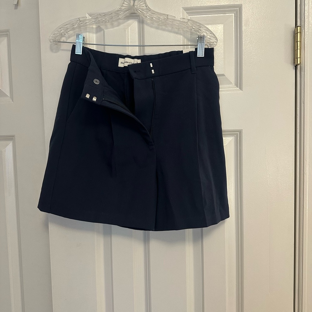Abercrombie Sloane Tailored Short in Navy